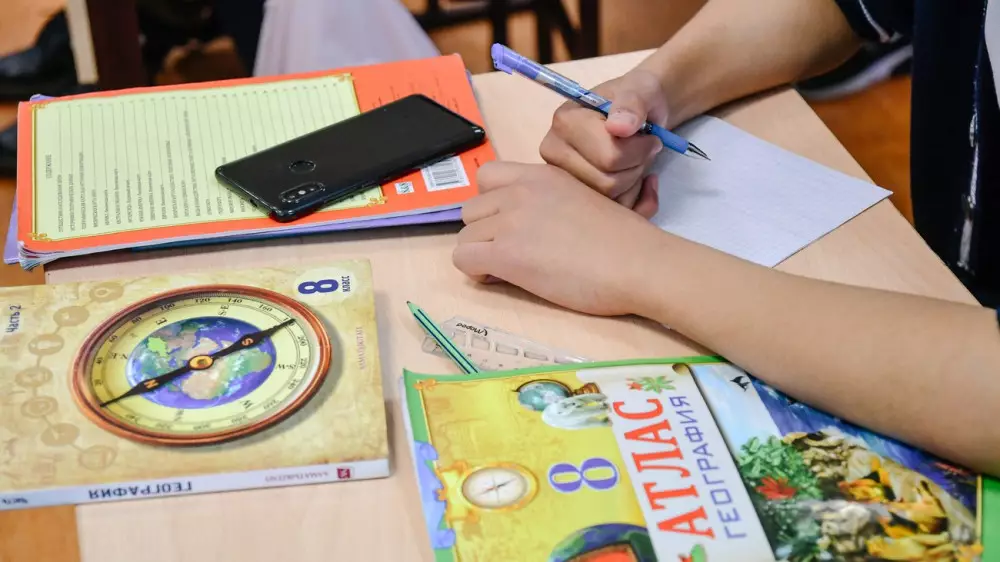 “Ортақ тіл табысу оңай емес“. Аймағамбетов мектептерде смартфондарға тыйым салу туралы айтты