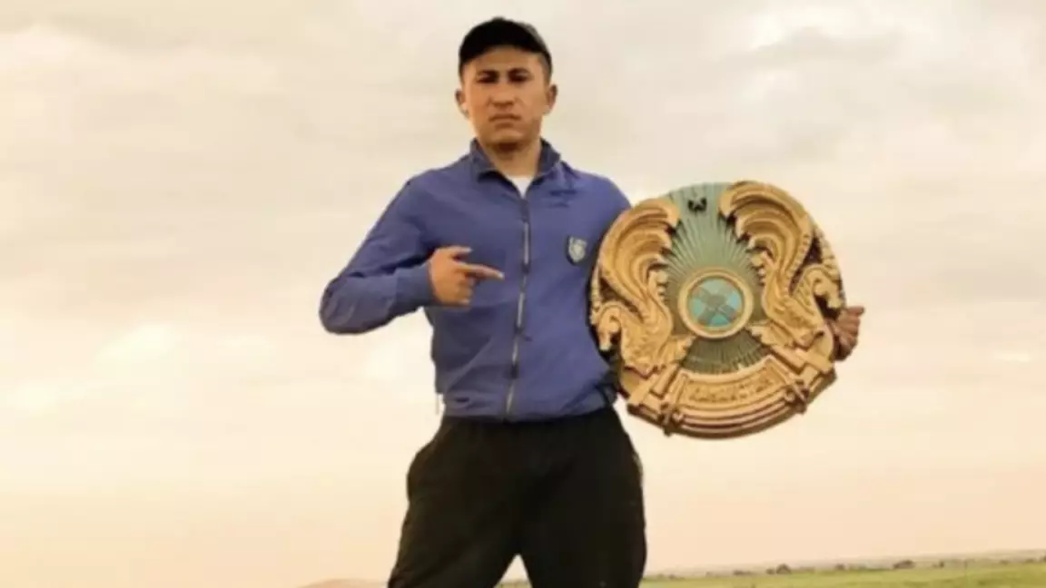 Жетісу облысында қоқыстан елтаңба тауып алған блогерге айыппұл салынды