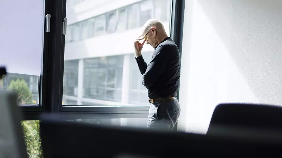 Почти половина работников поколения X откладывает выход на пенсию из-за роста расходов и застоя зарплат, истощающих сбережения.