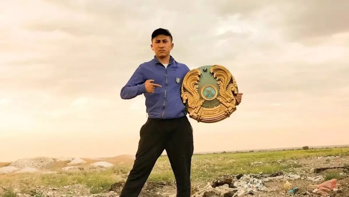 Қоқыстағы елтаңбаны төріне ілген блогерге қомақты айыппұл салынды