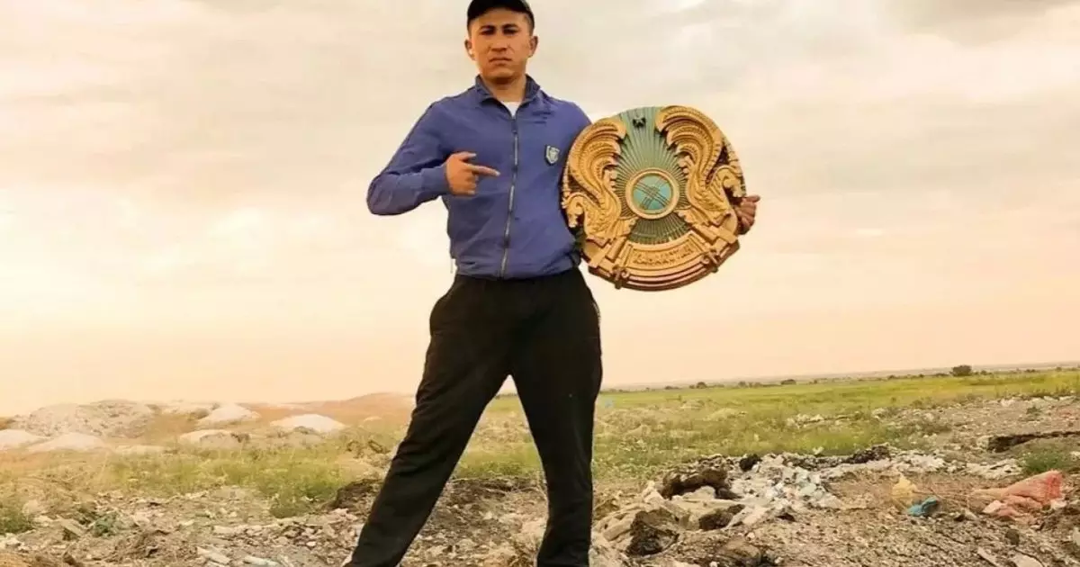  Елтаңбаны қоқыстан алып, үйіне ілген блогерге айыппұл салынды 