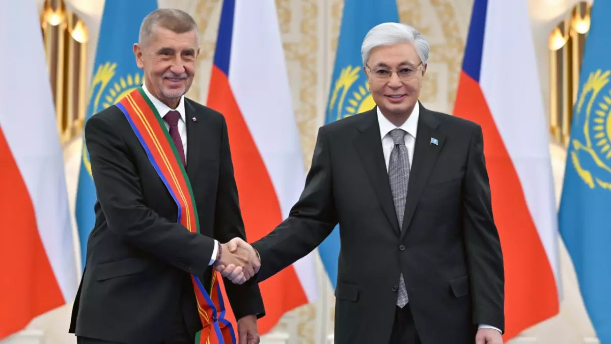 Тоқаев Чехия Премьерін мемлекеттік наградамен марапаттады
