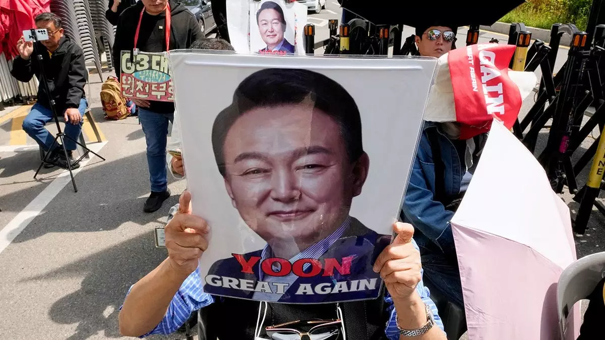 Суд приговорил бывшего мирового лидера к 7 годам тюремного заключения за сопротивление аресту и другие обвинения.