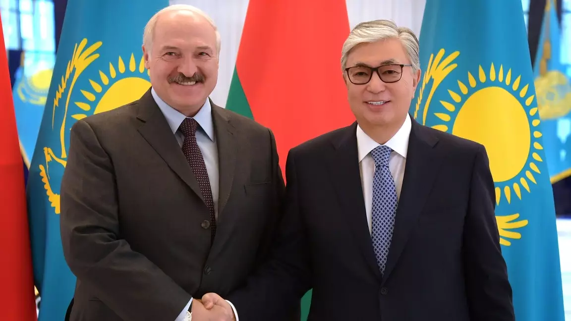 ⁠Лукашенко Тоқаевты Беларуське шақырды