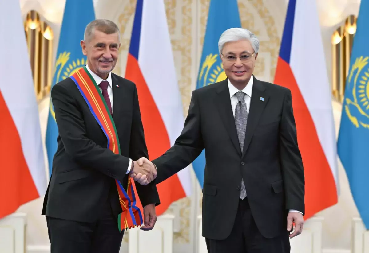 Президент Чехия Премьер-министрін І дәрежелі «Достық» орденімен марапаттады