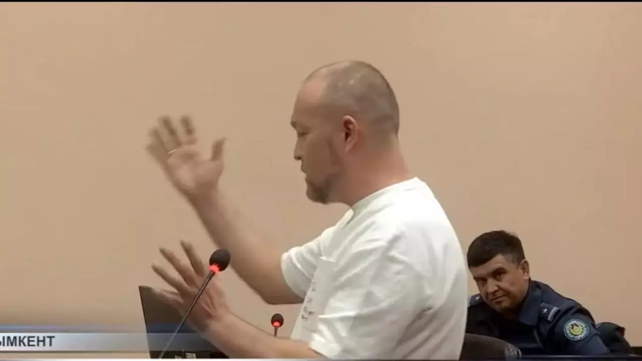 «Маған өздері өтініш жасады»: Полицияны түсірген танымал автоблогер қамалды