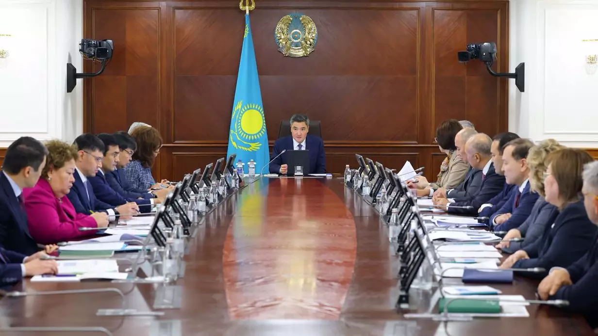 Олжас Бектенов медициналық өнеркәсіпті дамыту мәселелері бойынша отырыс өткізді 