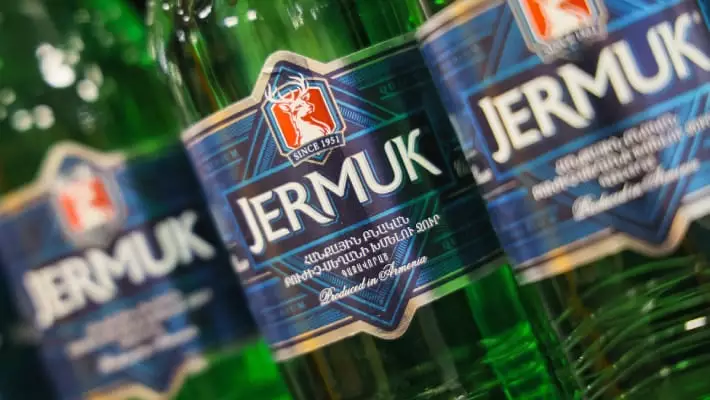В России запретили ввоз и продажу минеральной воды «Джермук» из Армении