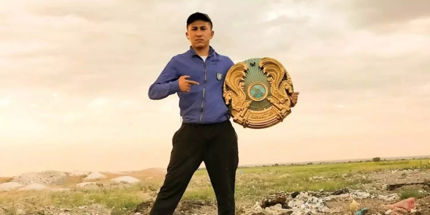 Қоқыстан тауып алған Елтаңбаны үйіне ілген блогерге айыппұл салынды