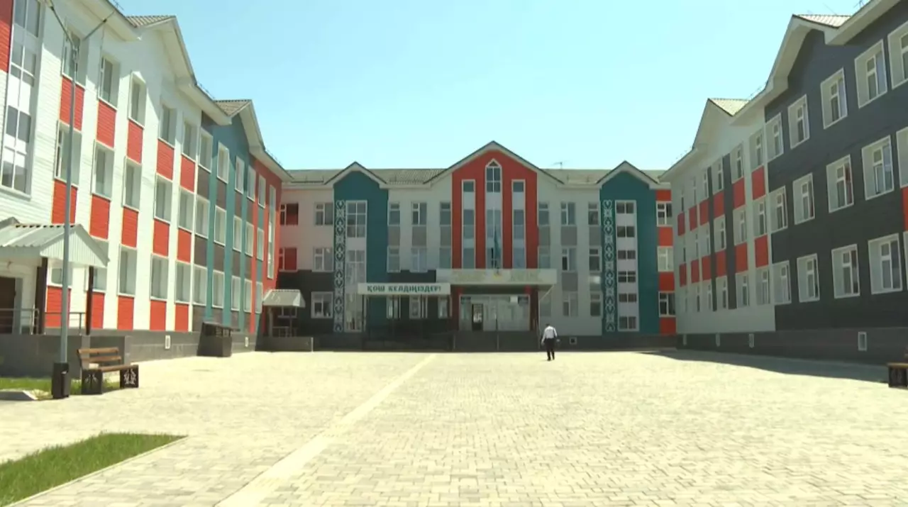 Таразда мектеп бітіруші түлектер ағаш екті