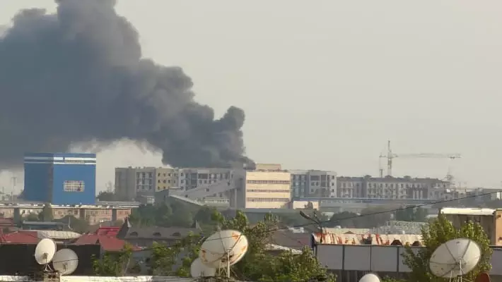 В Ташкенте потушили крупный пожар на складе у строительного рынка