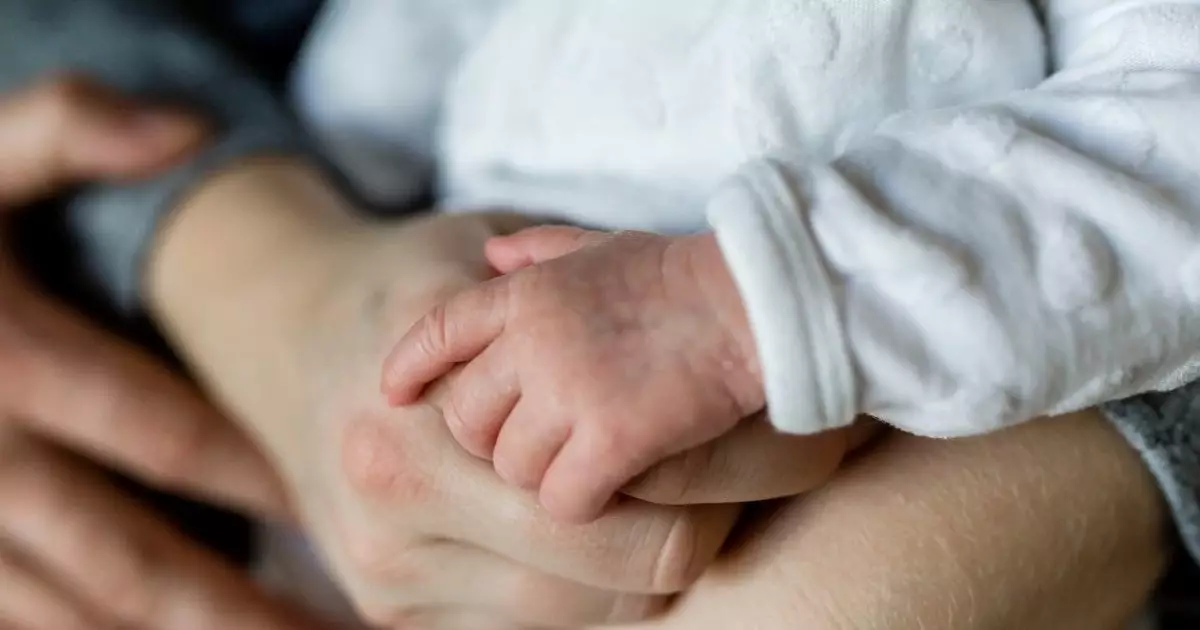  Әйел адам ақша үшін баласының шашын қырып, қатерлі ісікпен ауырады деген 