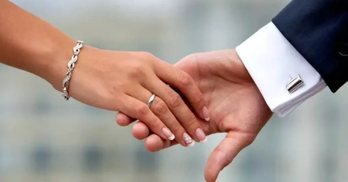  21 жастағы қыздың екі жыл жүрген сүйіктісі туған әкесі болып шықты 