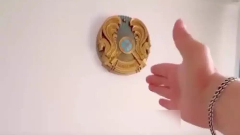 Елтаңбаны қоқыстан тауып алып, үйіне іліп қойған қазақстандық жазаланды