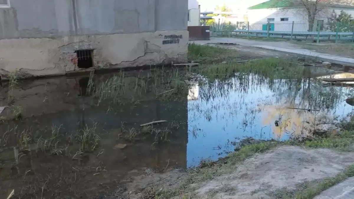 Кәріз құбыры жарылды: Атыраудағы тұрғындары сыртқа шыға алмай отыр