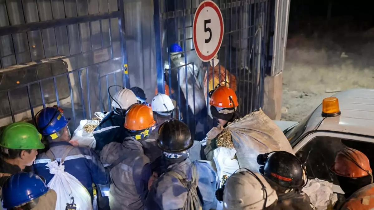 Черные старатели вынесли набитые мешки с рудника Алтыналмас? Что стало известно