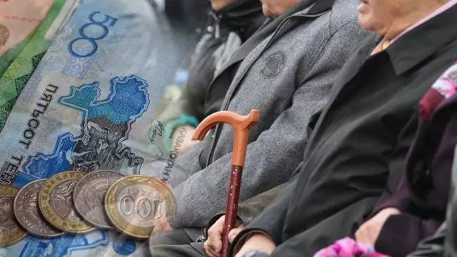 Оставляют без денег: ЧСИ блокируют даже пенсии в Казахстане