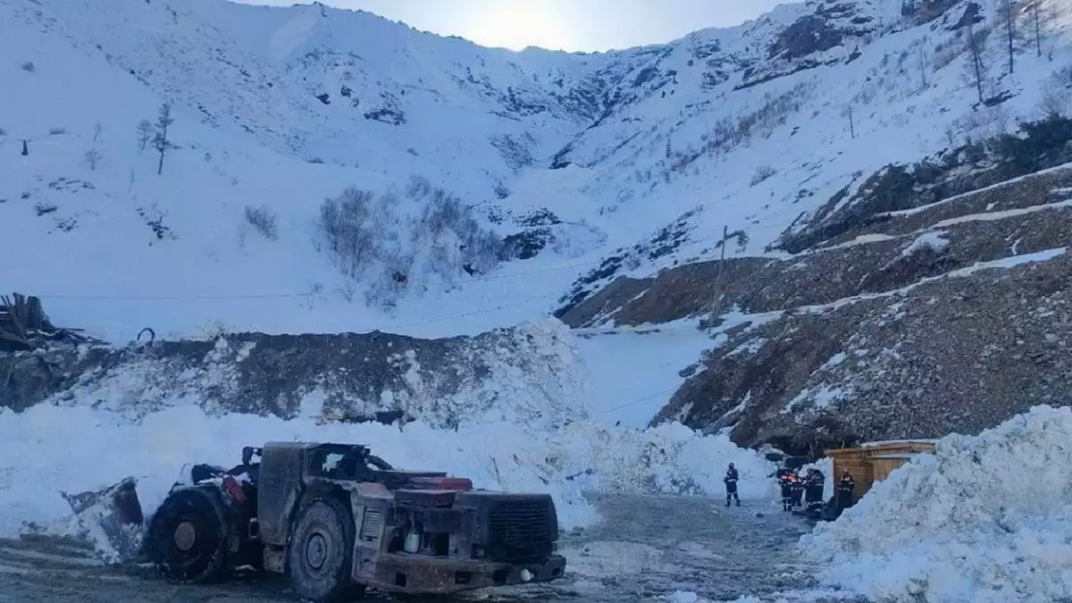 Казахстанец погиб под лавиной на руднике в Бурятии