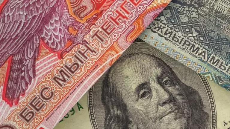 Почему дешевый доллар может обернуться ростом цен в Казахстане, объяснил эксперт