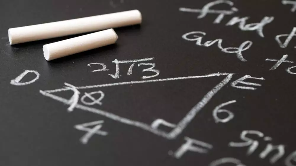 В Казахстане зафиксировали переизбыток учителей из-за высоких зарплат