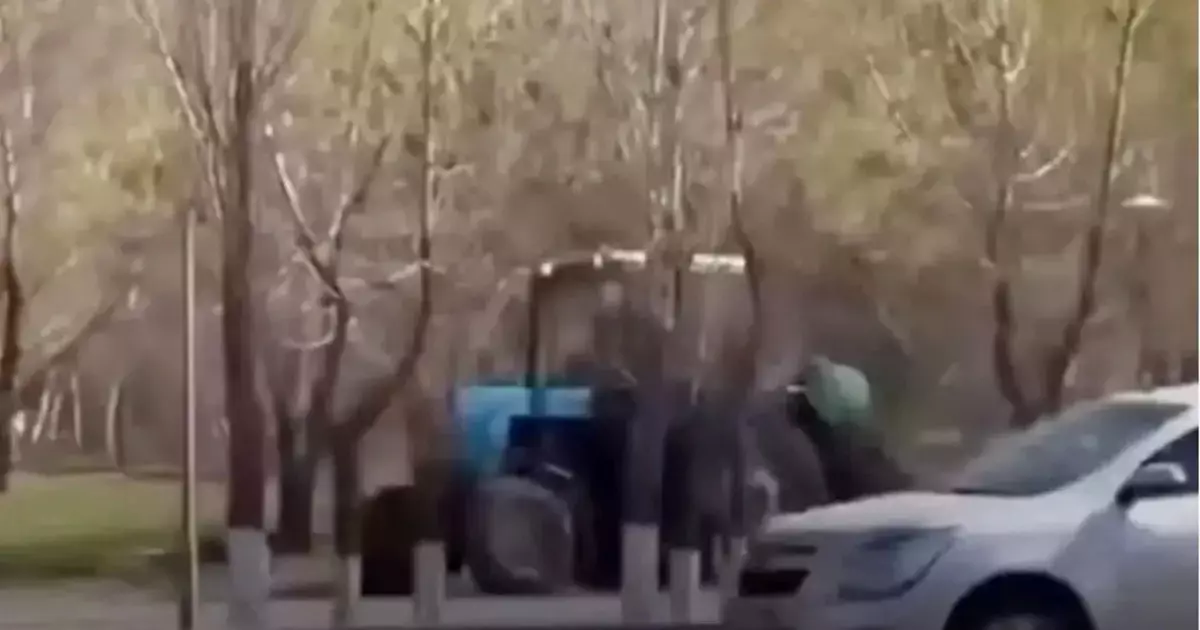  Астанада трактор жүргізушісі полицейлерден тротуармен қашқан 