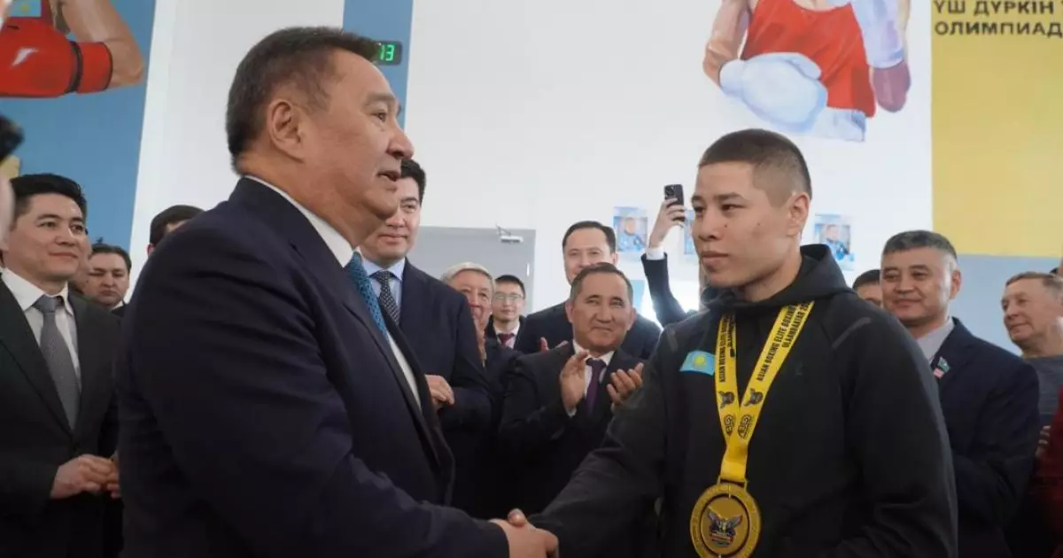   Бокстан Азия және әлем чемпионы Оразбек Асылқұловқа пәтер кілті табысталды (видео)   