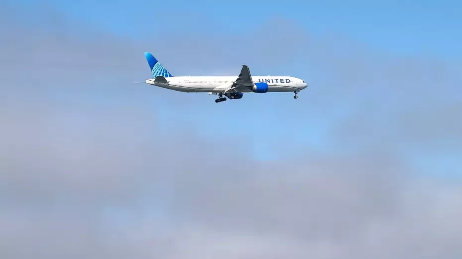 Пилот United Airlines сообщил об инциденте с дроном в воздухе возле аэропорта во время захода на посадку.