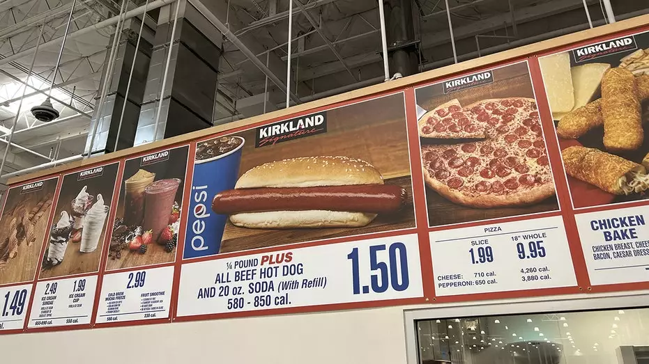 Согласно сообщениям, Costco впервые за десятилетия изменила свою популярную сделку по продаже хот-догов за 1,50 доллара.