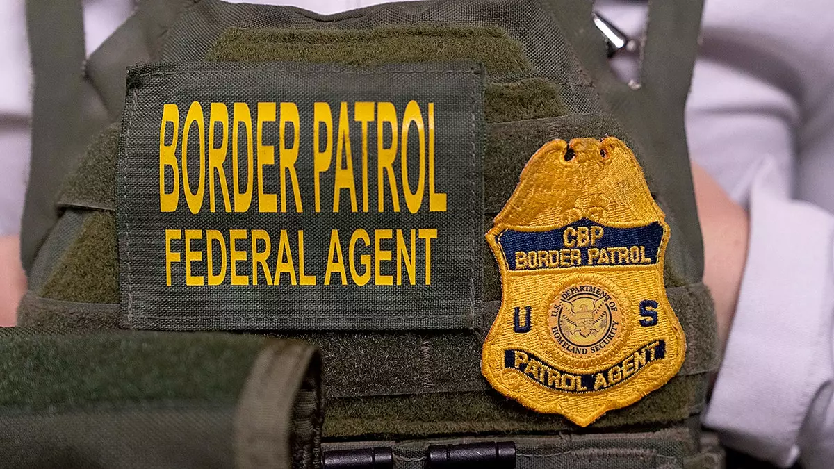 Демократ, выступающий за упразднение ICE, замер в прямом эфире, когда его спросили, кто должен обеспечивать соблюдение иммиграционных законов.