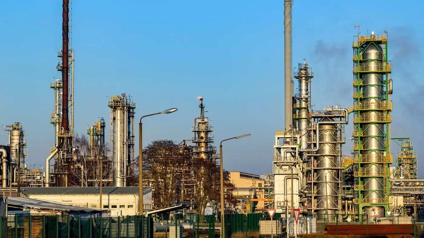 Остановка поставок нефти из Казахстана вынуждает бранденбургский НПЗ ПЦК в Шведте искать замену через Польшу.