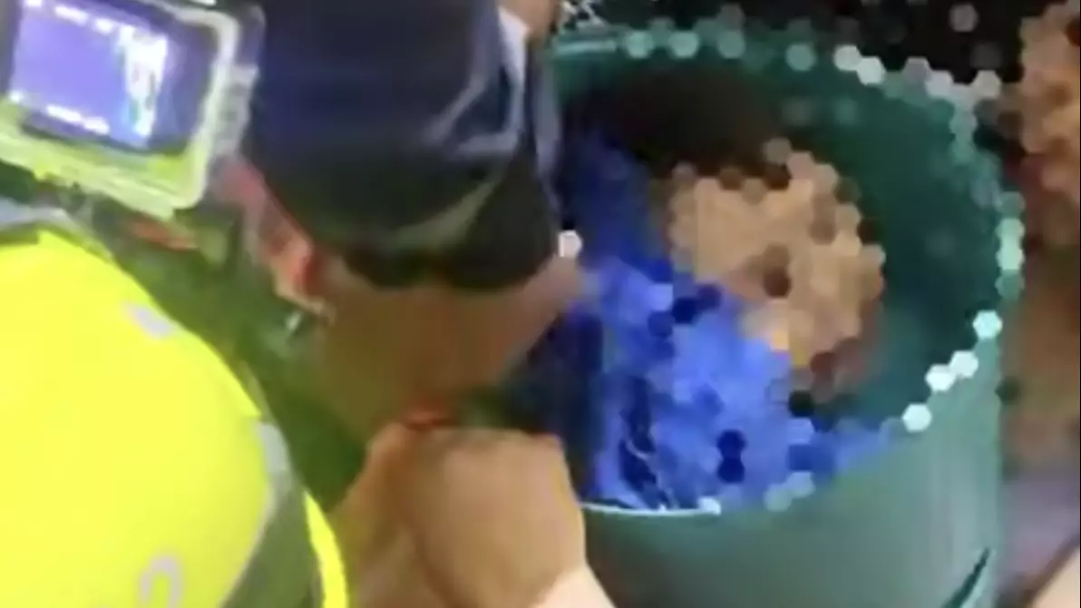 Голова ребенка застряла в пластиковом горшке в столице