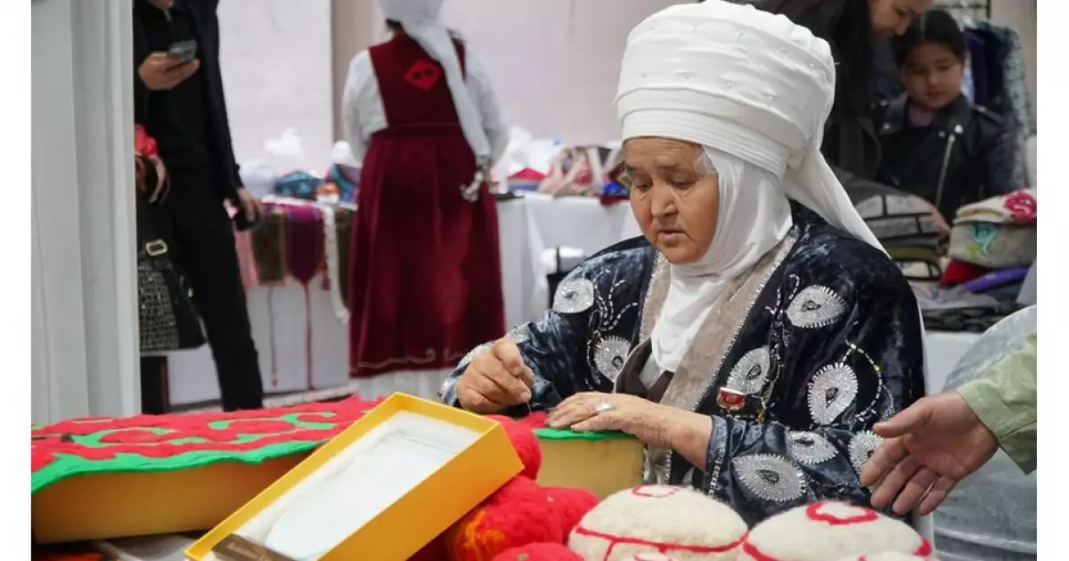   Әлем қолөнершілері – Әулиата төрінде   