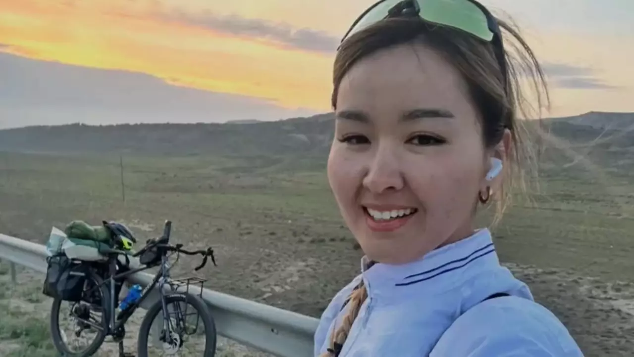 Саяхатшы ару елді велосипедпен аралап жүр