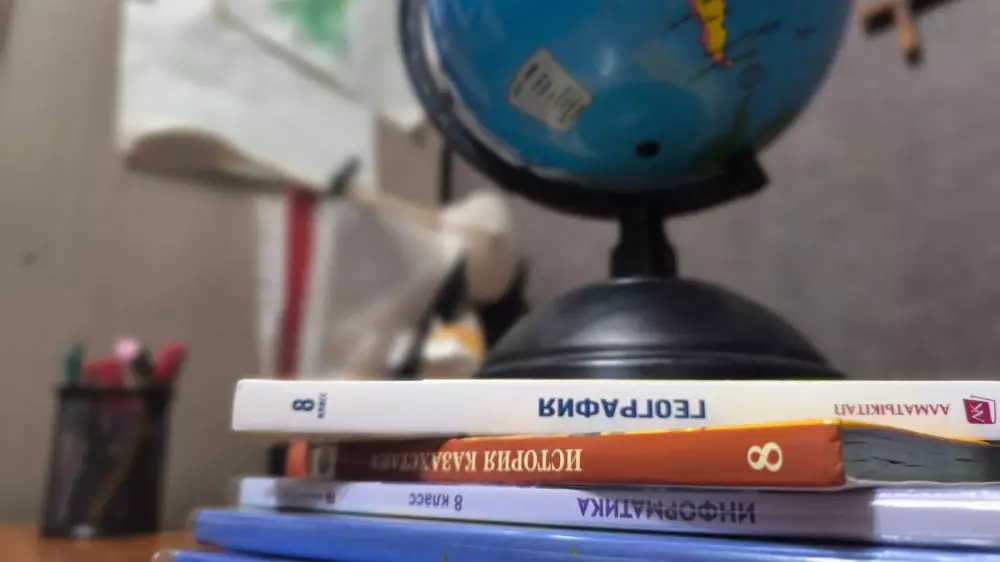 На этот раз без ошибок? В Казахстане в четвёртый раз перепишут школьные учебники