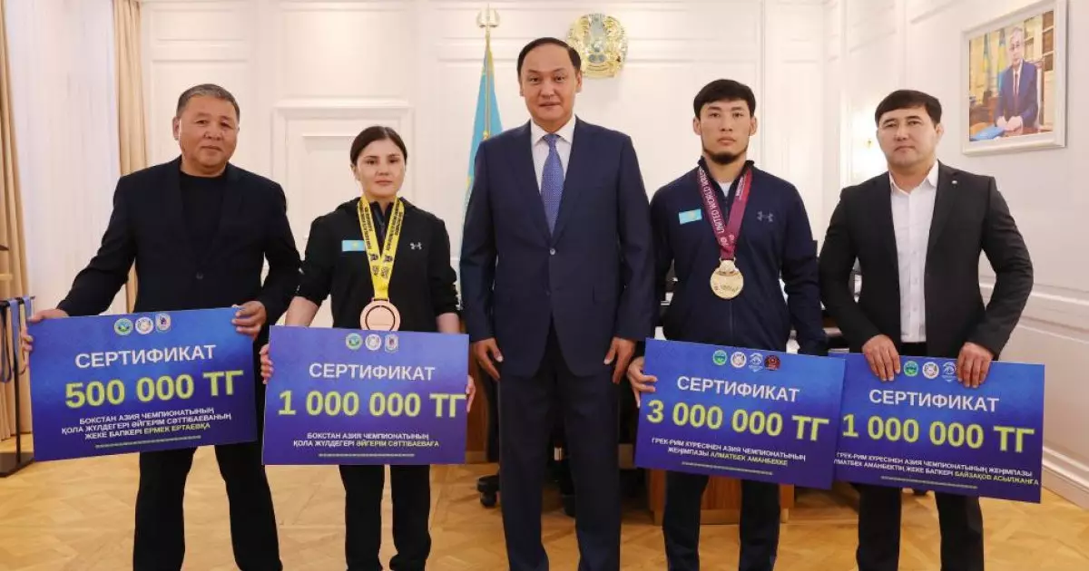  Ербол Қарашөкеев Азия чемпионатының жүлдегерлеріне сыйақы табыстады 