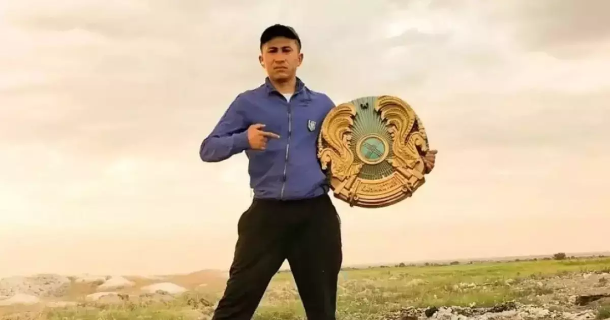  Жетісуда қоқыстан табылған елтаңба үшін блогерге айыппұл салынды 