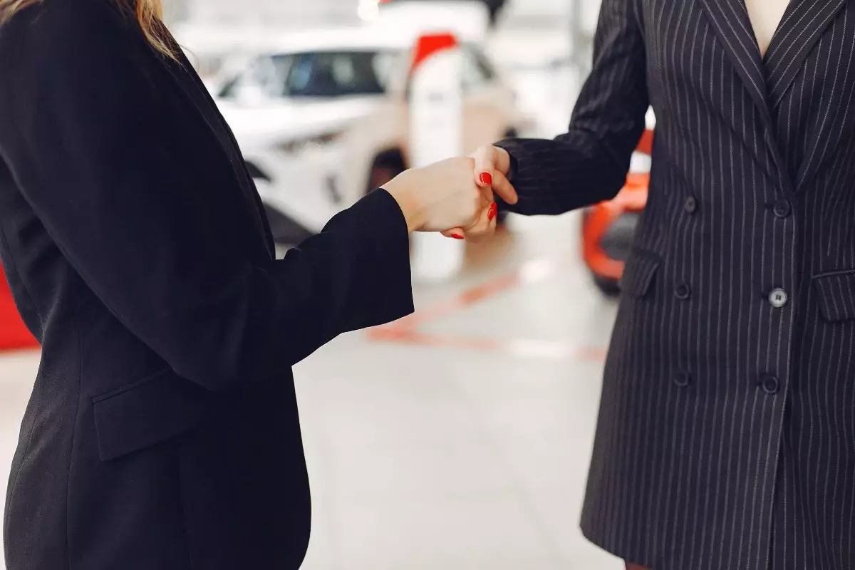 Көлік сатып алмақ болған ерлі-зайыпты 17 миллион теңгені кәсіпорынға емес, менеджердің құрбысына аударған