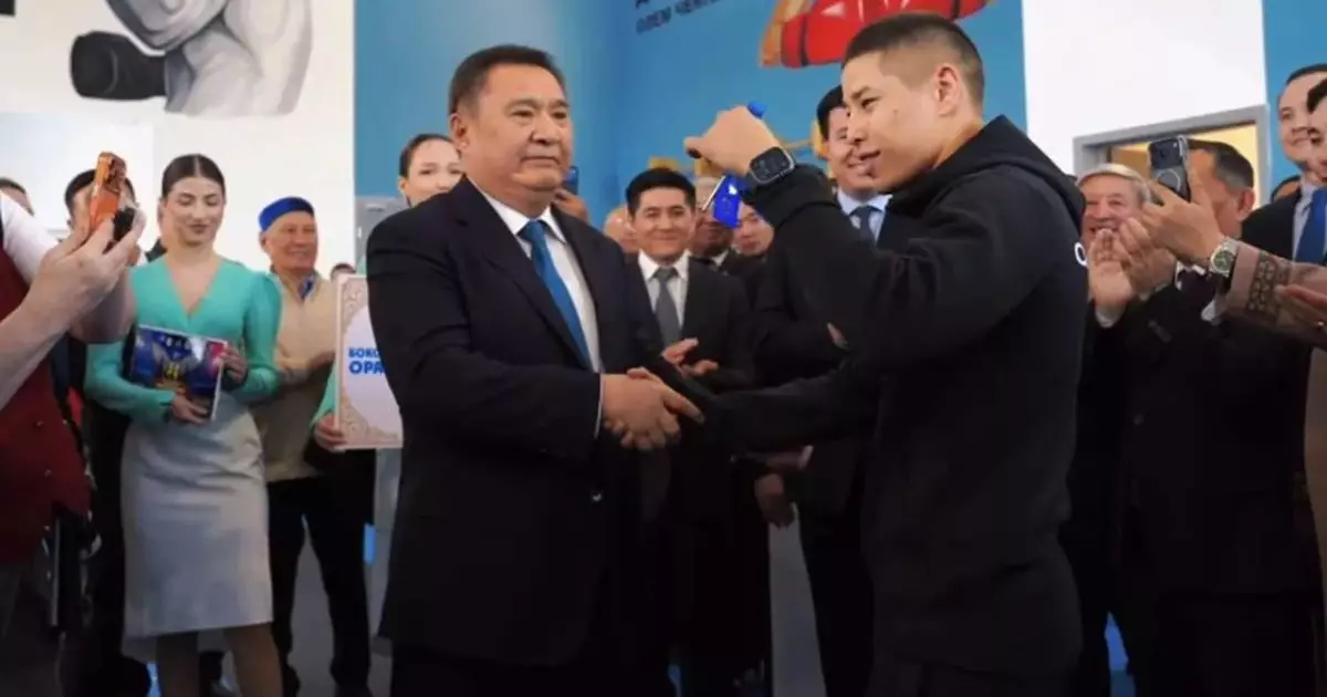  Бокстан әлем чемпионы Оразбек Асылқұловқа екі бөлмелі пәтердің кілті табысталды 