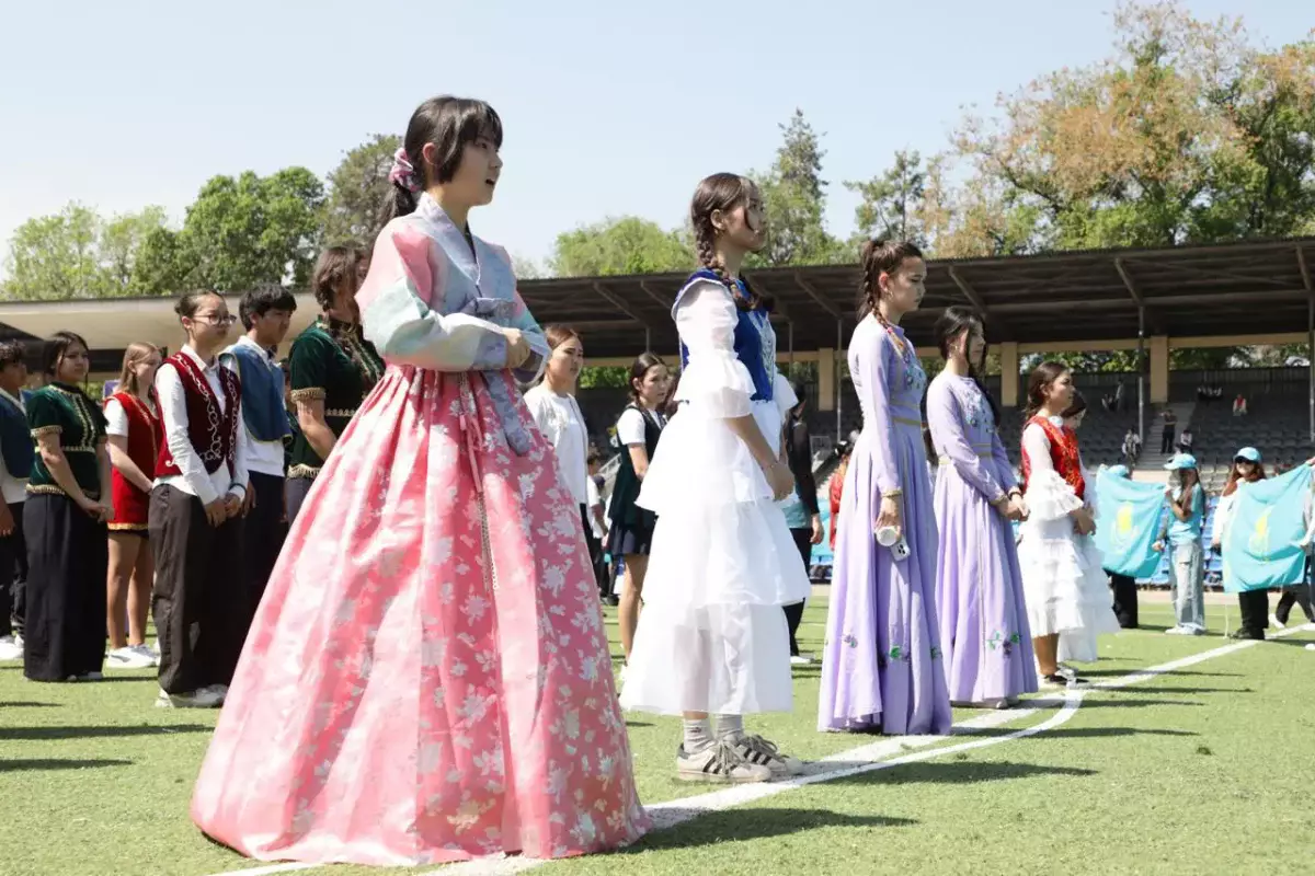 Алматыда Медеу ауданының 6500 оқушысы Бірлік күніне орай бейбітшілік құсы – көгершінді бейнеледі