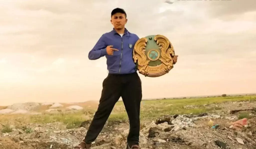 Қоқыс арасынан елтаңба тауып алып, оны үйіне іліп қойған блогер айыппұл арқалады