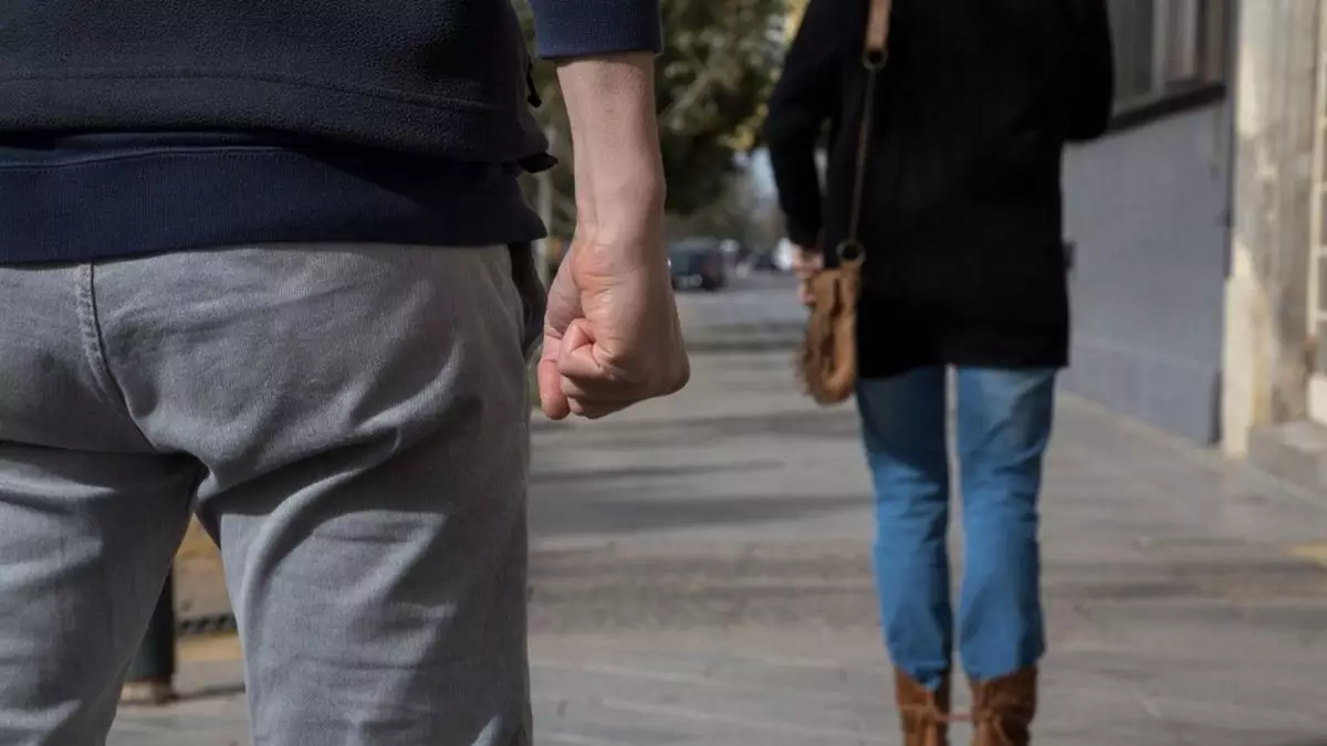 В Ушарале мужчина с психическими нарушениями годами преследует молодую девушку