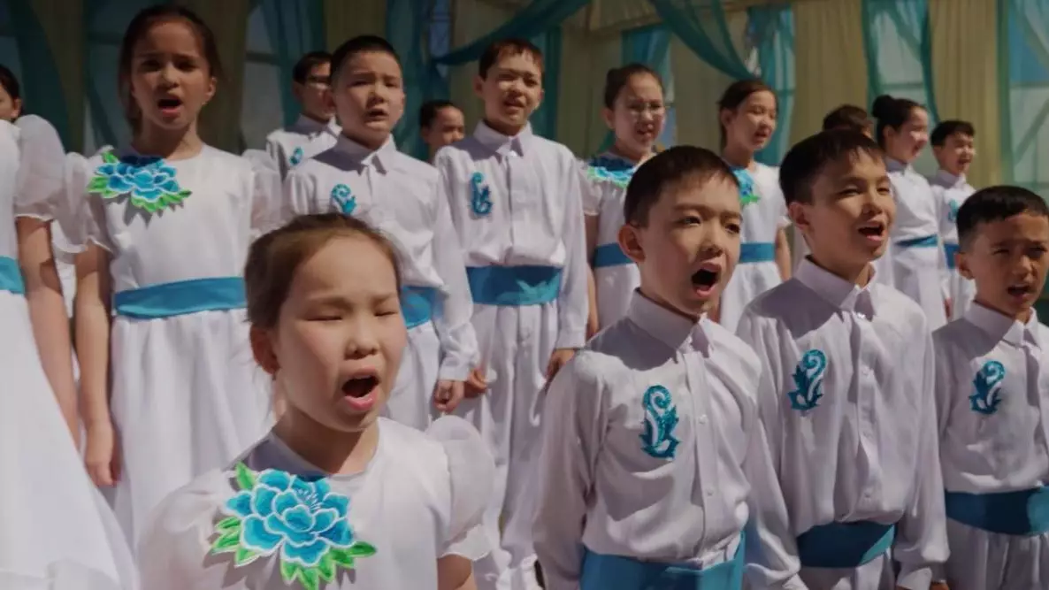 В столице провели необычный флешмоб с «белым голубем»