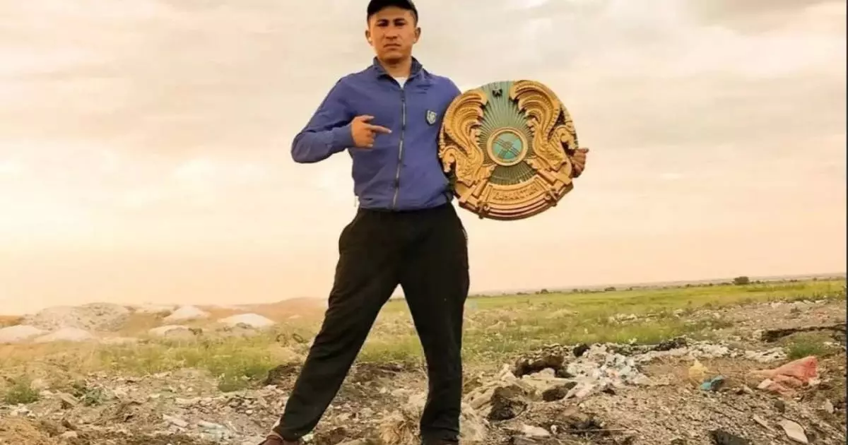  Жетісу тұрғыны қоқыстан Қазақстанның елтаңбасын үйіне әкелгені үшін айыппұл арқалады 