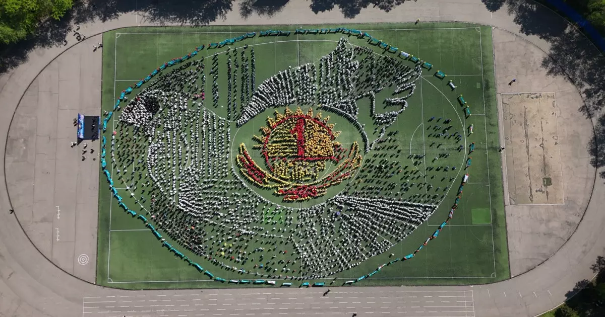  Алматыда 6 500 оқушы бейбітшілік символын бейнеледі 