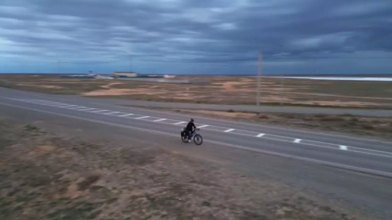 Велопутешественница Бурлен Адилет прибыла в Атырау