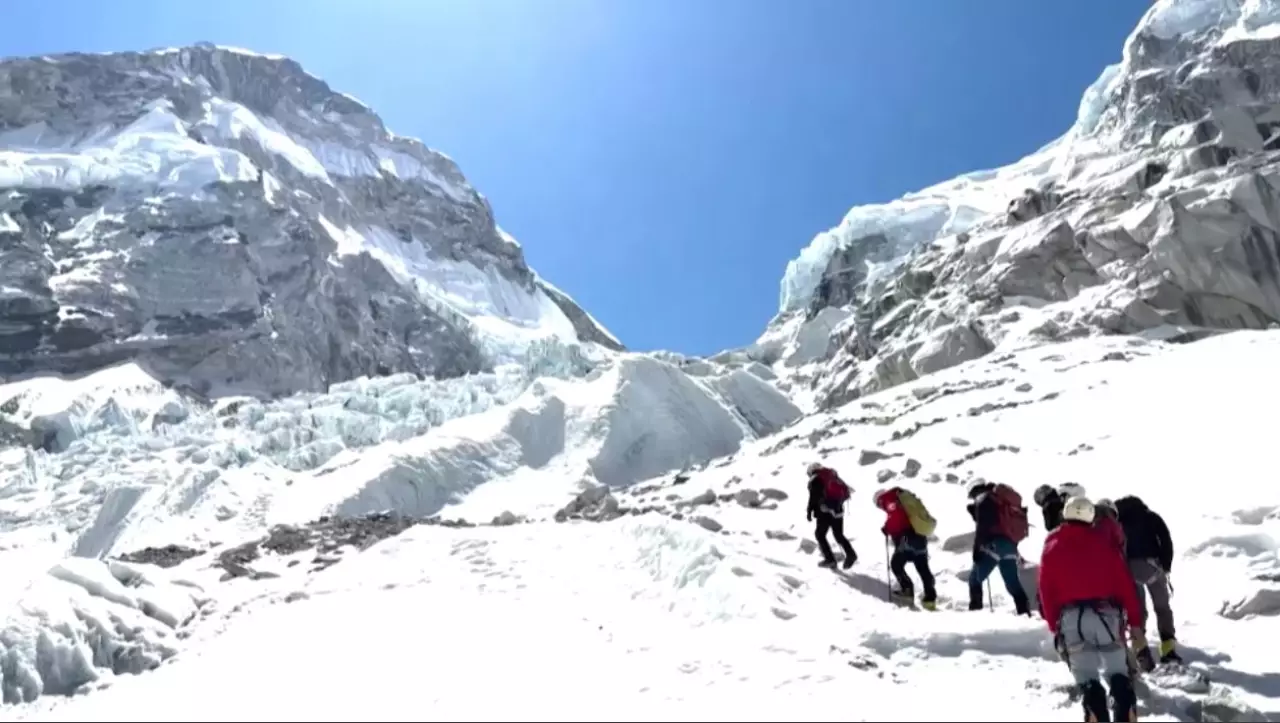 Эверестке қайта жол ашылды