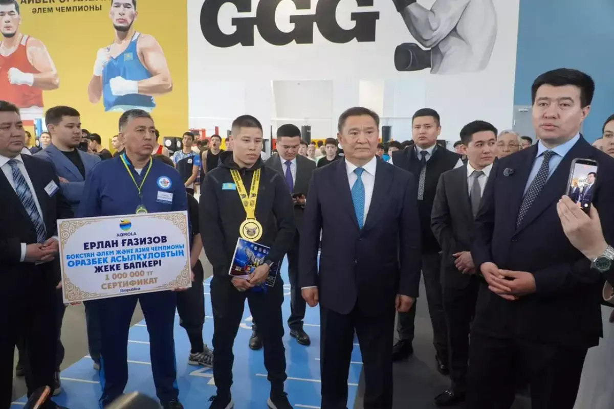 Танымал боксшы Оразбек Асылқұловқа екі бөлмелі пәтердің кілті табысталды