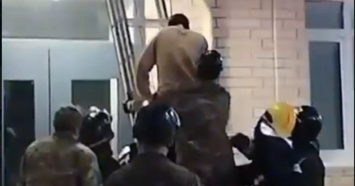  Қарағандыда 20 жастағы жігіт 3-қабаттаан құлап кеткен 