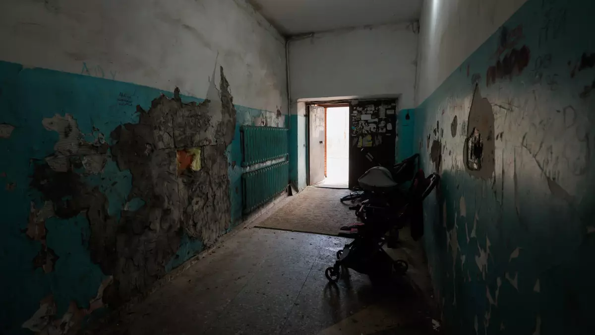 Дом-близнец снесённого в Астане общежития продолжает пугать горожан