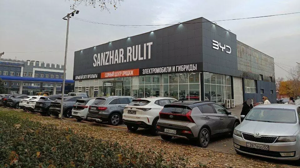 Қытай көлігін аламын деп тақырға отырғандар: Алматылық отбасы алаяқ менеджердің құрығына түсті